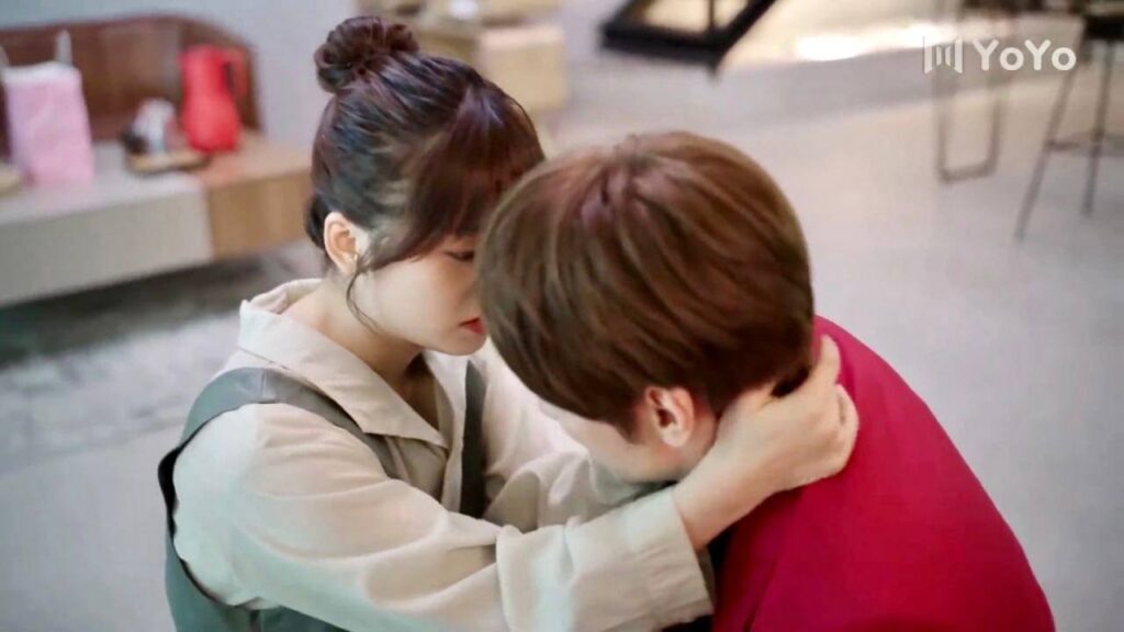 يبكي على والدتـه التي ماتت وهي تحميه , فتبكي حبيبته معه  ( عد نجومك المحظوظة )