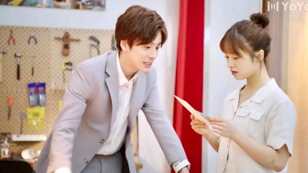 لا يتصرف معها كرئيس بل كعاشق مجنون ( عد نجومك المحظوظة )