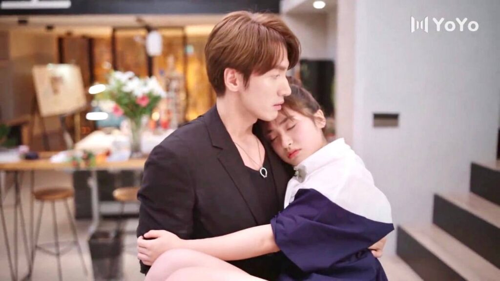 تحتضنه وهي تبكي  و تخبره بانها تحبـه و لا تريد تركـه  ( عد نجومك المحظوظة )