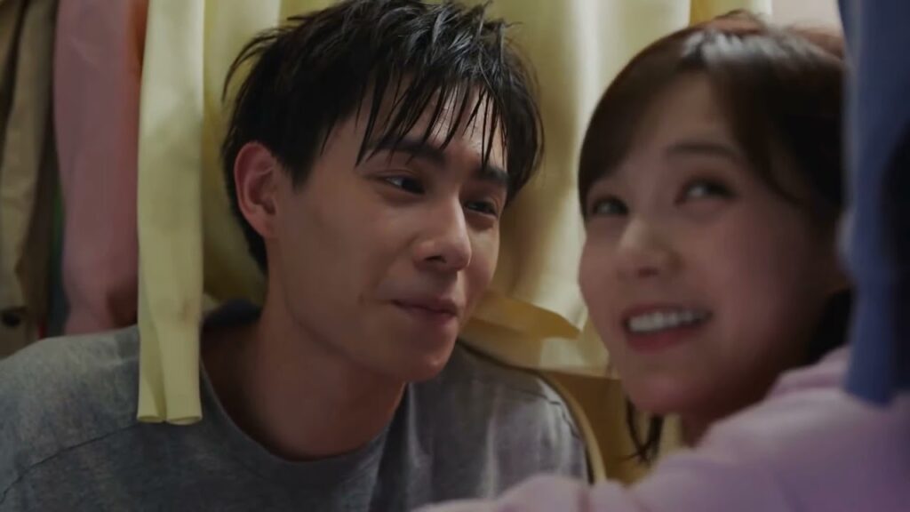 عندما كانت تبدل له ملابسه تفاجأ بقدوم والدها، فإستغل الموقف وقام بتقبيلها  |من هيا هيا يا حبار 2