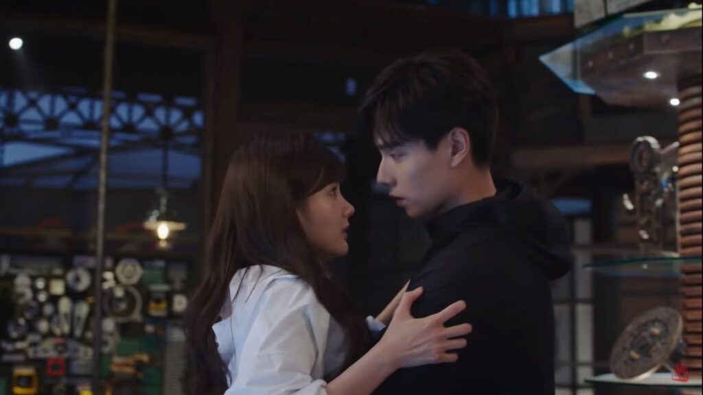 ينقذها من السقوط لكنها تجد نفسها بين أحضانه  | مشهد من هيا هيا يا حبار الجزء الثاني