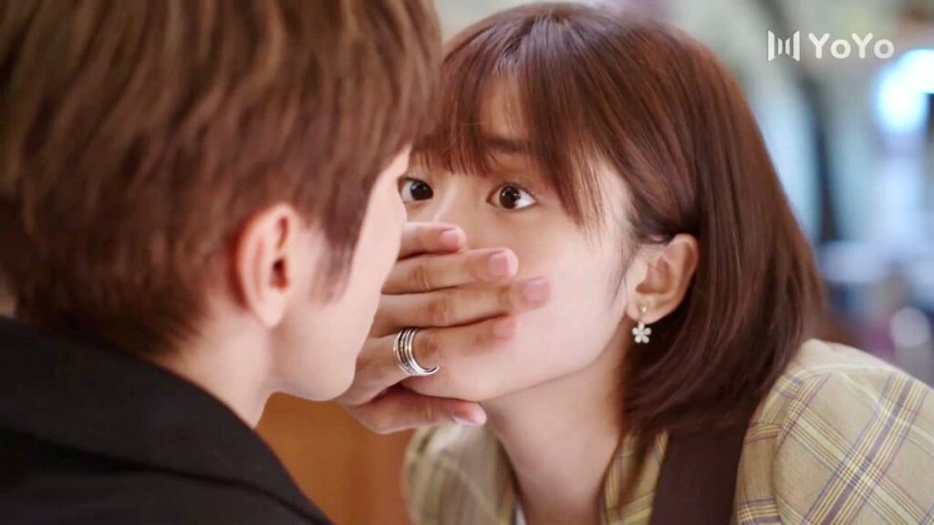 تحاول تقبيل رئيسها لكي يتبادل حظهما و يغادر المنزل  ( عد نجومك المحظوظة )