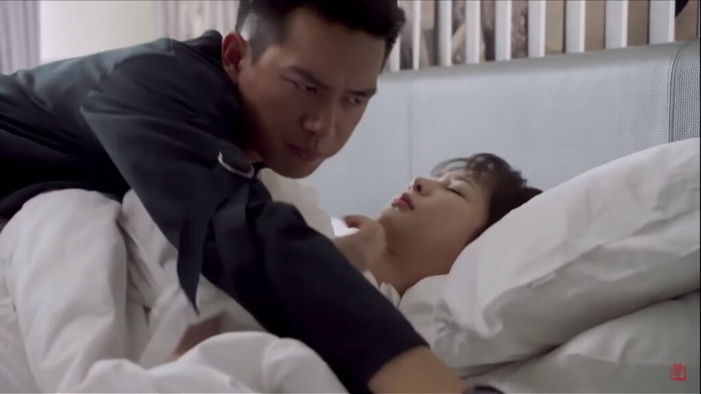 تستيقظ فتجد نفسها في سريره وهو فوقها  مشهد من مسلسل "هيا هيا يا حبار" مترجم للعربية