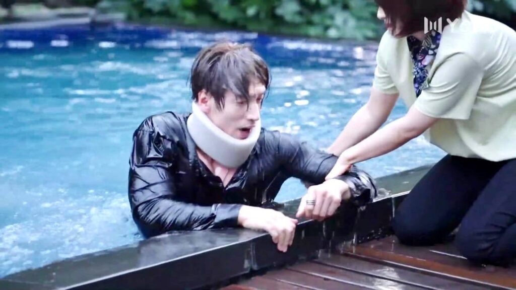 يشتعل غضبا لانها رمتـه في الماء , و تثبت له بانها النحس الذي يلاحقه    ( عد نجومك المحظوظة )