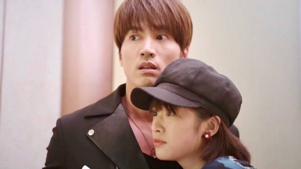 ترمـي نفسها في احضان الرئيس في اول يوم لها في العمل ( عد نجومك المحظوظة )