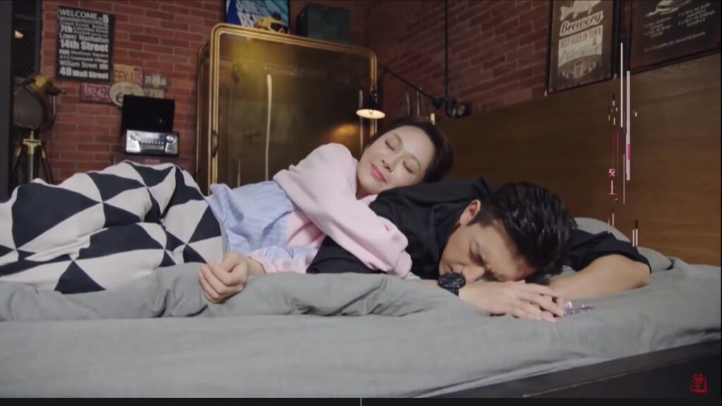 تجيب على هاتف والدتها ثم تخبرها أنها قضت ليلة ممتعة مع حبيبها مشهد من مسلسل "هيا هيا يا حبار" مترجم