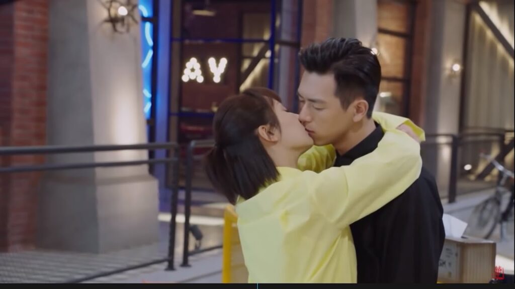 يخبرها بأن معدته تؤلمه فتقرر علاجه بأسلوبها الخاص مشهد من المسلسل الرومانسي "هيا هيا يا حبار" مترجم