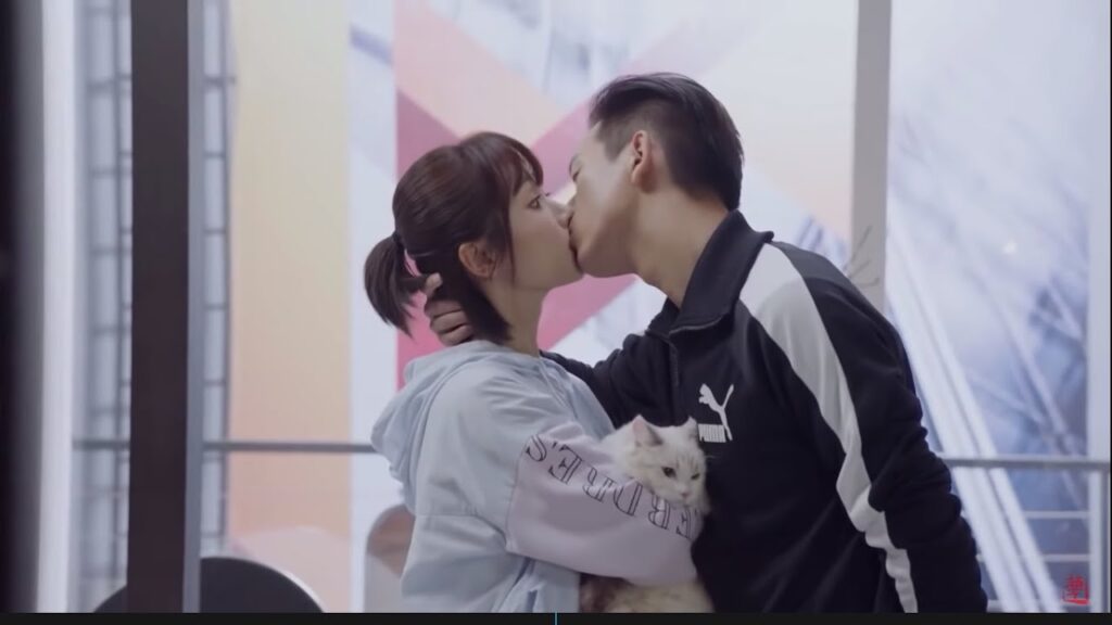 يقدم لها إعتذار ولكن بطريقة قبولاته الخاصة مشهد من المسلسل الرومانسي "هيا هيا يا حبار" مترجم للعربية