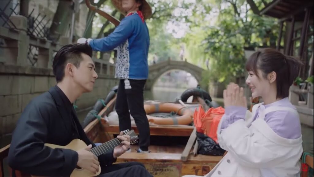 يأخذها في رحلة وسط البحار ويغني لها بصوته العذب مشهد من المسلسل الرومانسي "هيا هيا يا حبار" مترجم