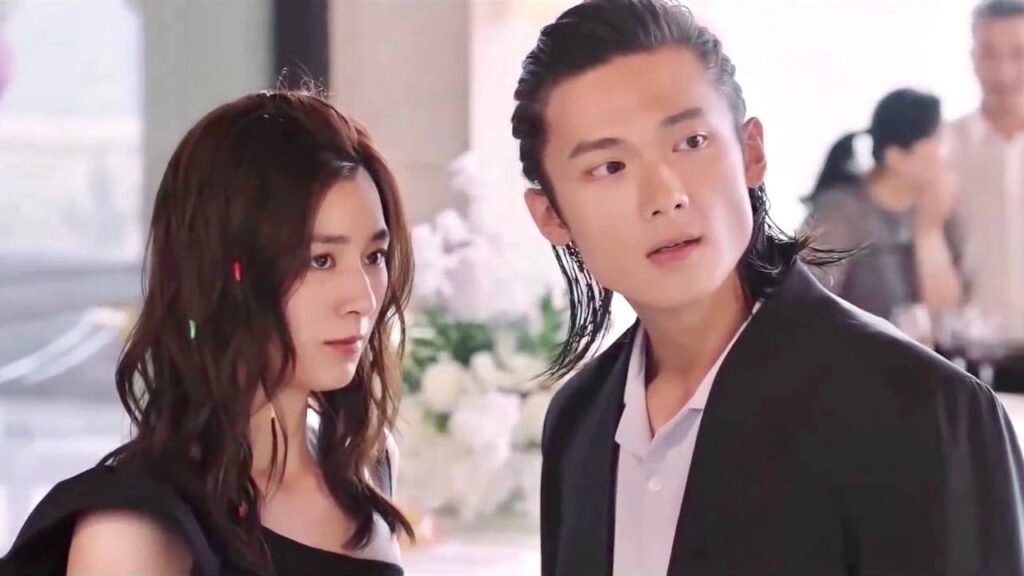 ياتي مع صديقته لحفل زواج والده ، الذي لا يكترث له و يهينه امام الجميع  ( رومانسيتي الاولى )