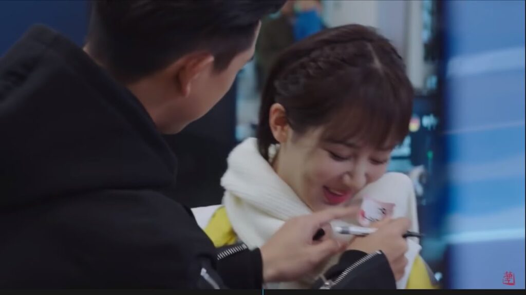 يقرر الذهاب معها في موعد وشراء هدية بمناسبة عيد ميلادها مشهد من المسلسل الرومانسي "هيا هيا يا حبار"