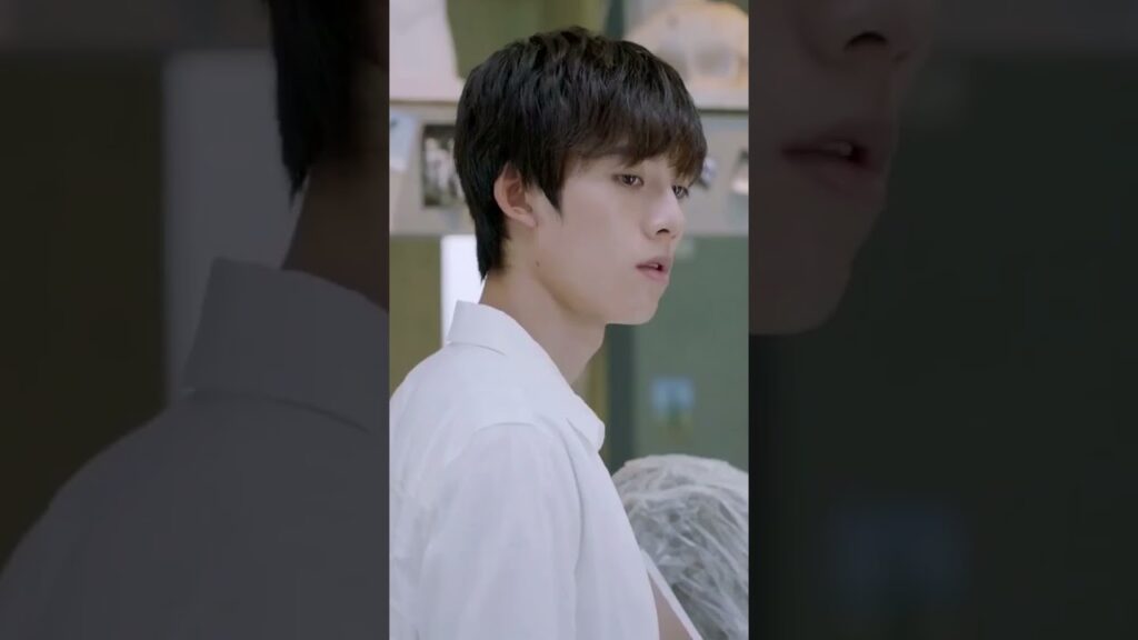 لماذا تحدقين بي؟ لأنكَ وســيم #professionalsingle#yoyoarabic #ireinesong #aarondeng #shorts