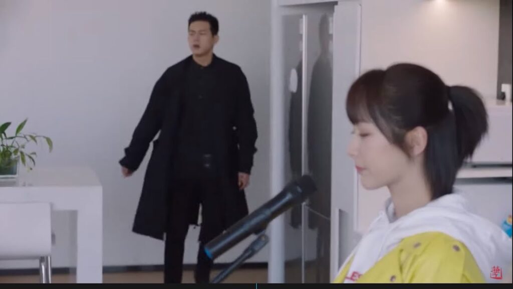 تتفاجأ بدخوله أثناء اختبار الأداء غني لي [الحمار الصغير] مشهد من المسلسل الرومانسي "هيا هيا يا حبار"