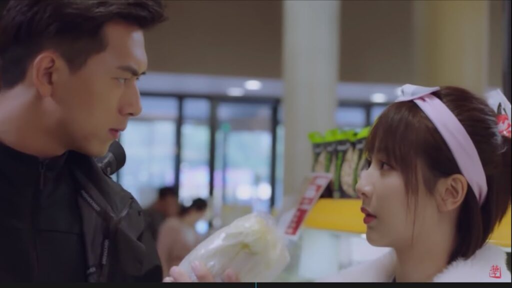 تتوتر عندما يطلب منها حبيبها تبديل ملابسها للخروج معه مشهد من المسلسل الرومانسي "هيا هيا يا حبار"