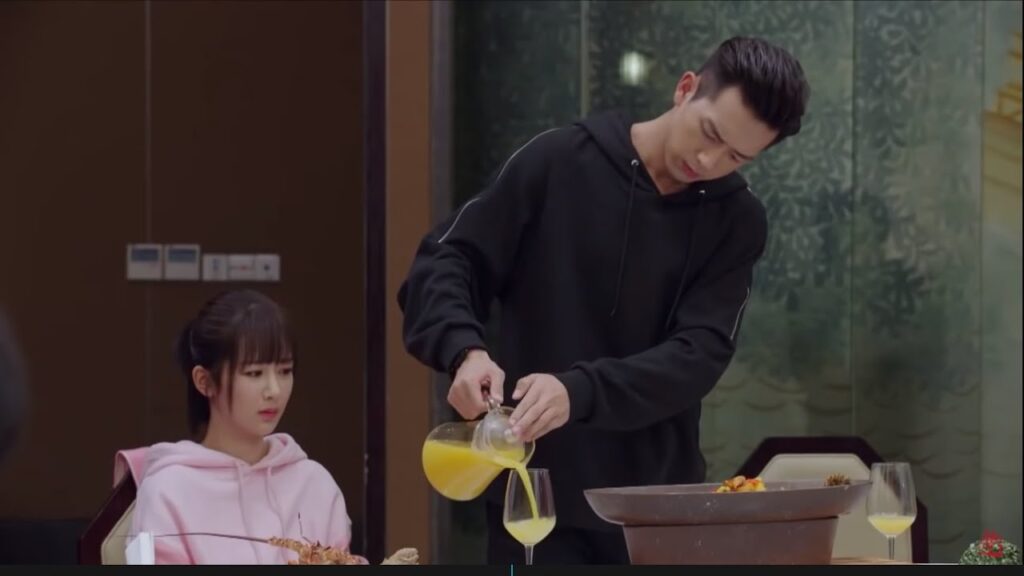 يُجبر على وضع الطعام لحبيبته فيقرر الانتقام منها مشهد من المسلسل الرومانسي "هيا هيا يا حبار" مترجم