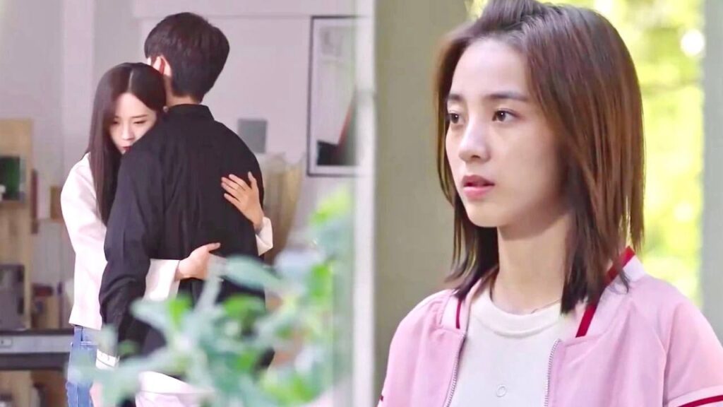 تحضنه امام حبيبـته عن قصد , لكي تسيء فهمه               ( رومانسيتي الاولى )