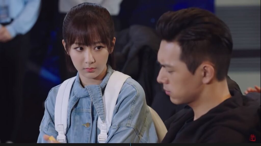 أنه وسيم للغاية لديه أنف مستقيم جدًا وشفاتيه رائعتان!! مشهد من المسلسل الرومانسي "هيا هيا يا حبار"