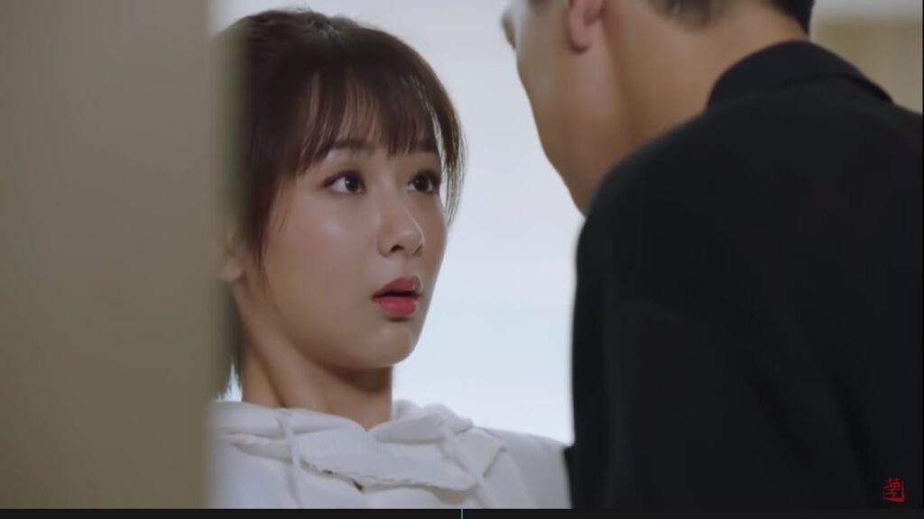 يُجبرها على الدخول لغرفته لتعترف له بحبها..! مشهد من المسلسل الرومانسي "هيا هيا يا حبار" مترجم عربي