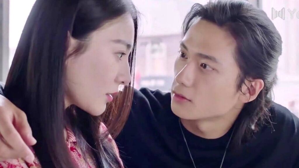 يتصرف كحبيب و عاشق مجنون , لكي يكشف نيتها الخبيثة للعالم      ( رومانسيتي الاولى )