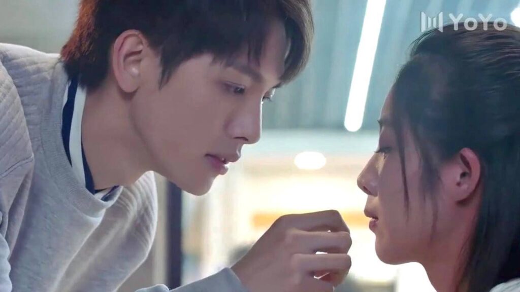 يقوم بحركـة رومانسيتي و يمسح شفتيها لكي يحصل على قبـلة  ( رومانسيتي الاولى )