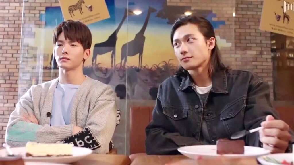 يذهبان في موعد مزدوج  , ويتنافسان بينهما   ( رومانسيتي الاولى )