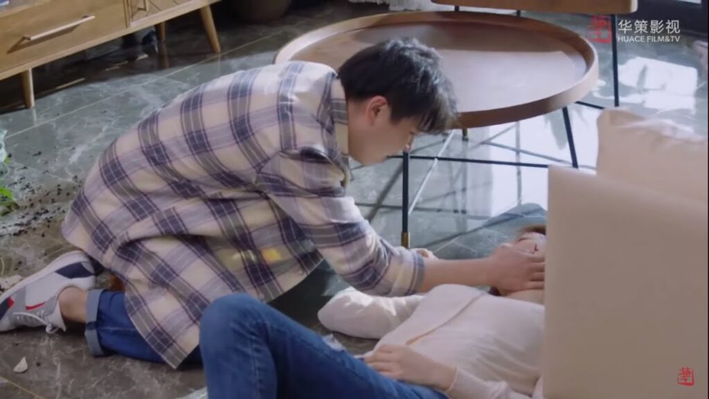 يجدها اخوها مصابة فيقرر الذهاب والانتقام من حبيبها مشهد من المسلسل الصيني الرومانسي "لنكن معاً"