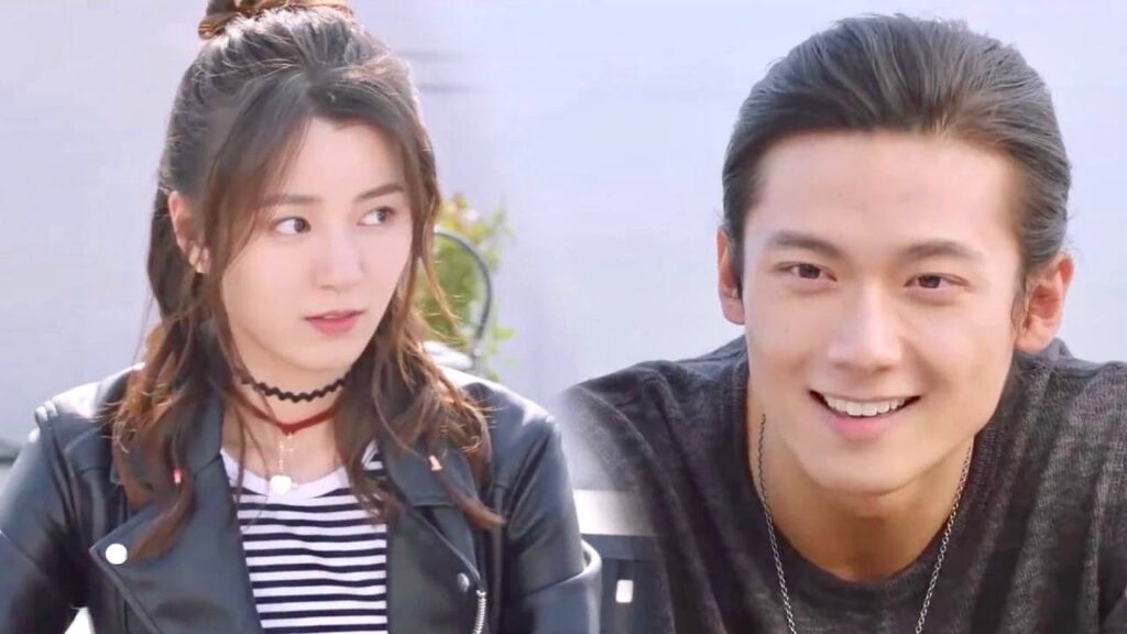 تعترف بأن لديها شاب تحبـه , وهو يعرف بأنها تقصده  ( رومانسيتي الاولى )