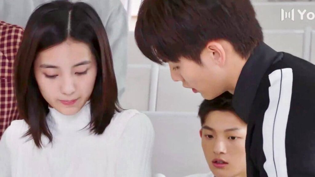 تقوم منافستها بإحراج حبيبـته لانها ترتدي فستان يحمل بطاقة الشراء  ( رومانسيتي الاولى )