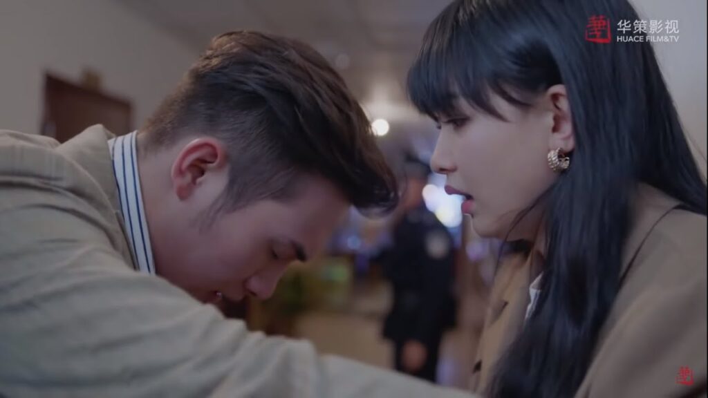 تتعرض للهجوم فيظهر ويتلقي الآذى بدلًا عنها..! مشهد من المسلسل الصيني الرومانسي "لنكن معاً" مترجم