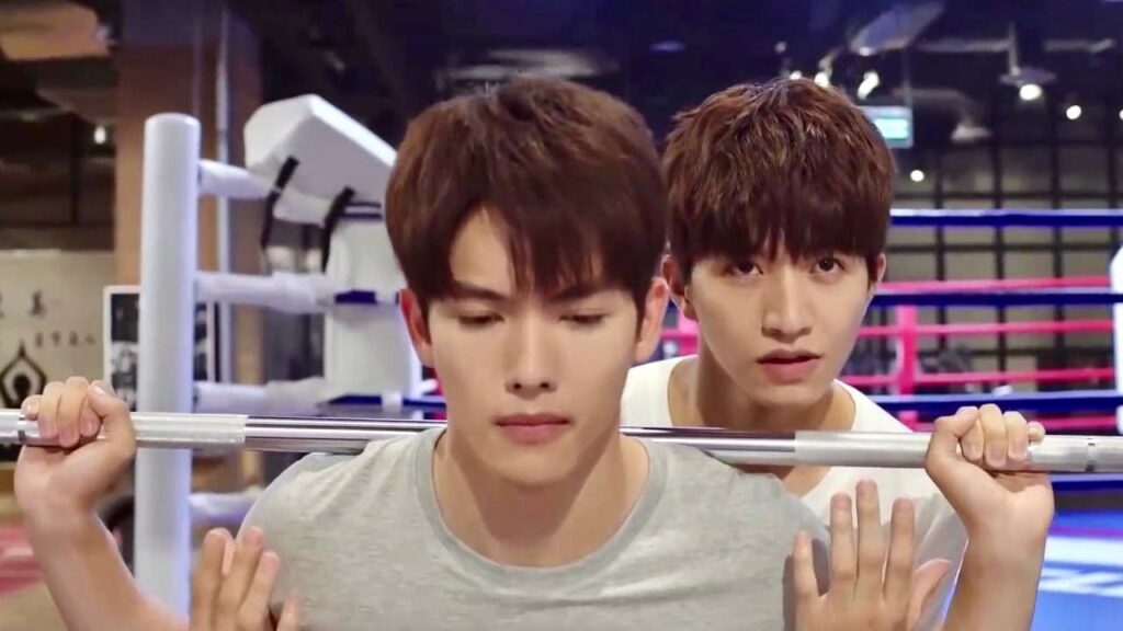 يعتقد بانه وسامتـه لا تكفي للفوز بقلب الفتاة التي يحبها, فيذهب للنادي الرياضي  ( رومانسيتي الاولى )