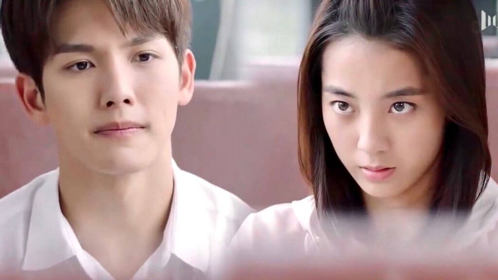 يسهر حبيبها لكي يكتب لها الملخصات , لكنها تقرأ ملخصات منافسـه لانهاا اسهل ( رومانسيتي الاولى )