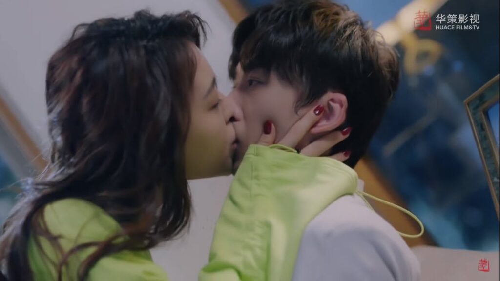 قُبلة واحدة لن تسبب أي مشكلة، لا تتردد..! ❤️ مشهد من المسلسل الصيني الرومانسي "لنكن معاً" مترجم عربي