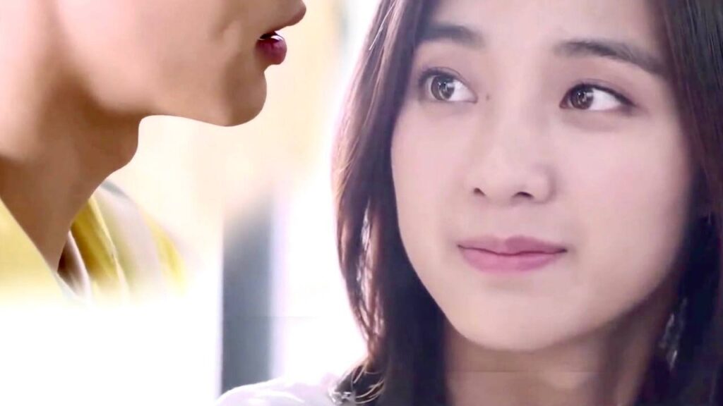 تهمل دراستها و تركز على غمازتـه و شفتـه و يديـه و تفاحتـه     ( رومانسيتي الاولى )