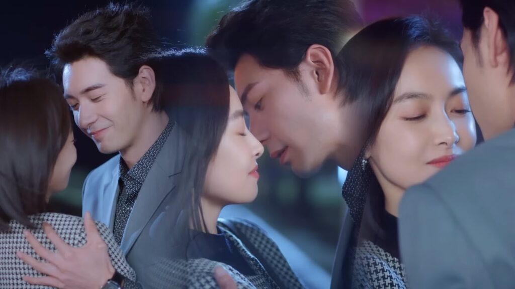 يتظاهر حبيبها بأنها حزين فيقرر معاقبتها بقبلة على الطريق💖مشهد رومانسي من "عزيزتنا المترجمة"