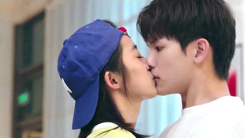 تثمل و لا ترى سوى شفتيـه , فتقبـله و تخبره بانها تريد تناول الراميون معه ( رومانسيتي الاولى )