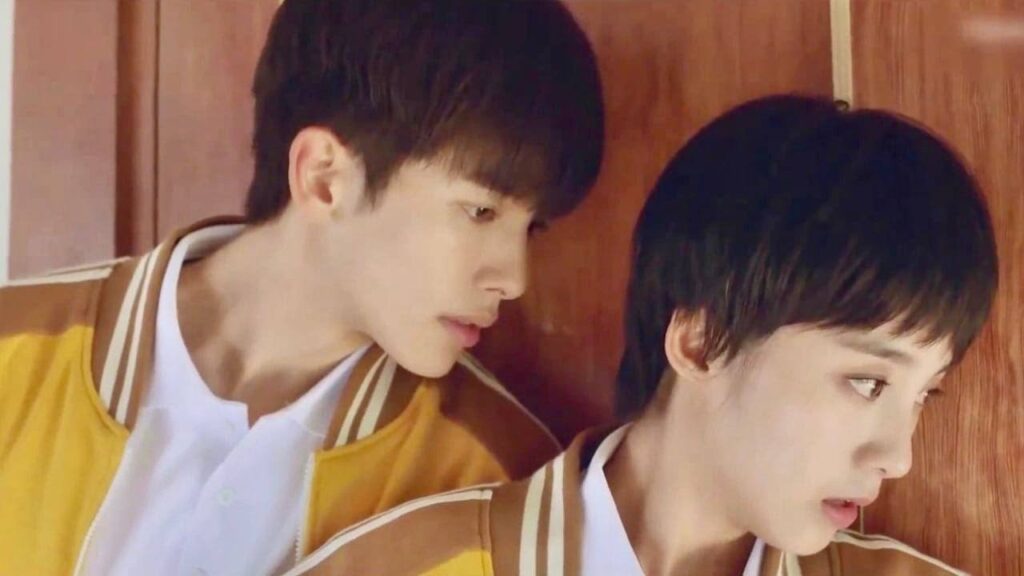 تساعده في الهرب , لكنه في المقابل يشتم عنقها ( رومانسيتي الاولى )