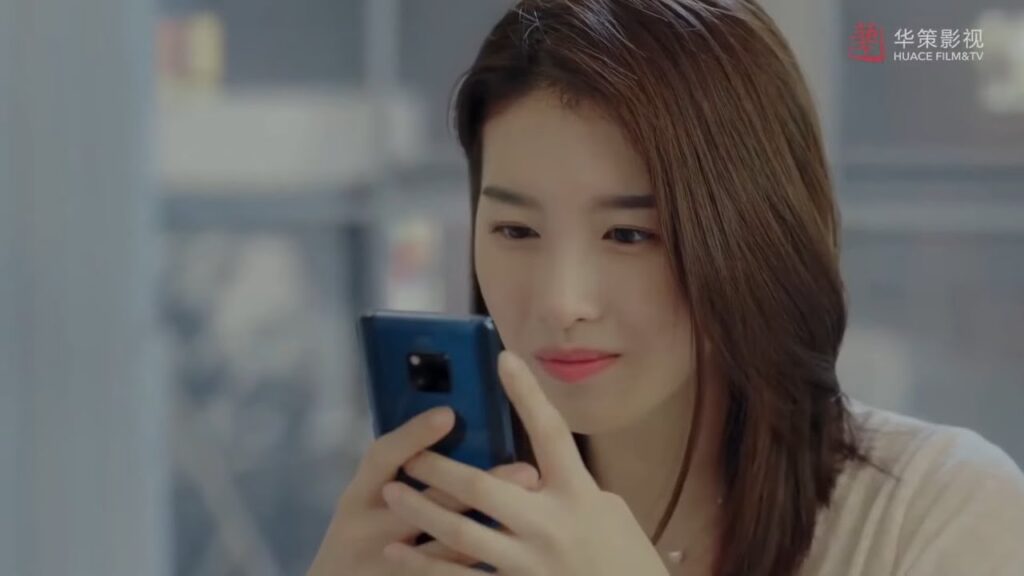 حبيبتهُ تراه وهو يوزع المعكرونة على الموظفات الجميلات ..! مشهد من المسلسل الرومانسي"لنكن معاً" مترجم