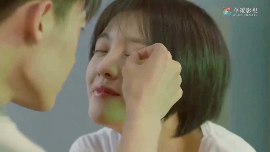 تظن أنه سيقبلها ولكنه يخلع رموشها المستعارة مشهد من المسلسل الرومانسي الصيني "أنا فقط أحبك" مترجم