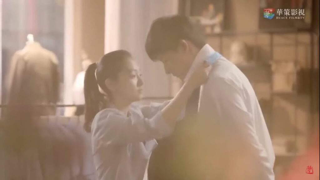 يبهر الجميع بردة فعله! فينقذها فتقدم له مشروب كهدية مشهد من المسلسل الصيني "أنا فقط أحبك" مترجم