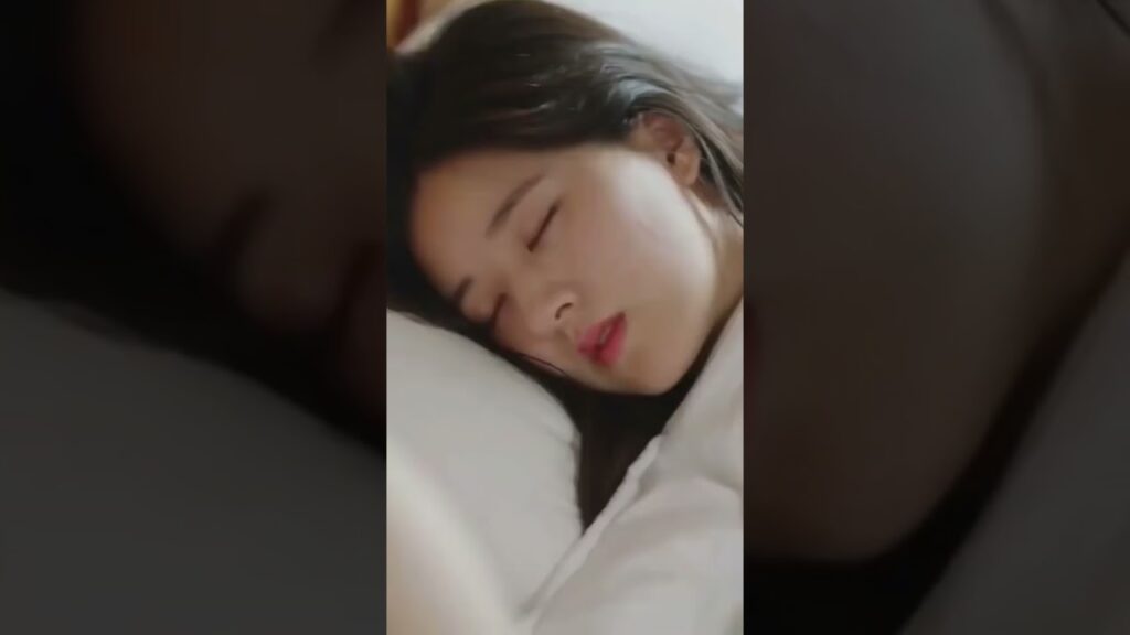 يتأمل جمالها وهي نائمة 🥺😍   #zhaolusi   #pleasefeelateasemrling  #yoyoarabic #liute #ohmyemperor