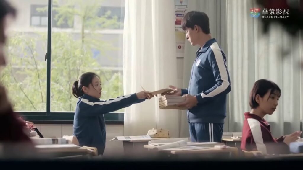 نظرة فشل تتحول إلى قصة حُب من النظرة الأولى..! مشهد من المسلسل الرومانسي الصيني "أنا فقط أحبك" مترجم