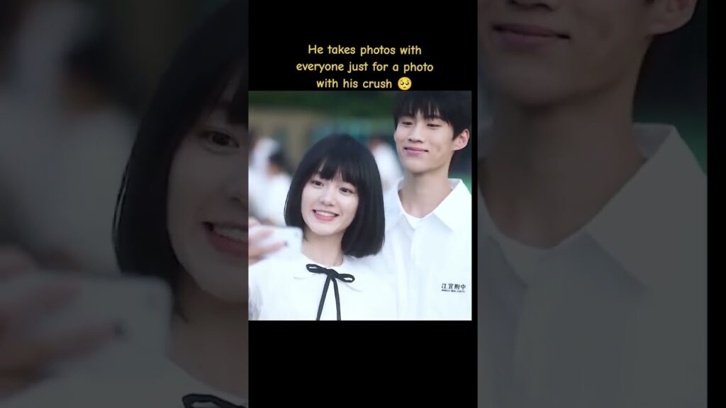 يلتقط صورًا مع الجميع فقط لالتقاط صورة مع من يعجبه🥰 #WhenIFlyTowardsYou #ZhouYiran #ZhangMiaoyi