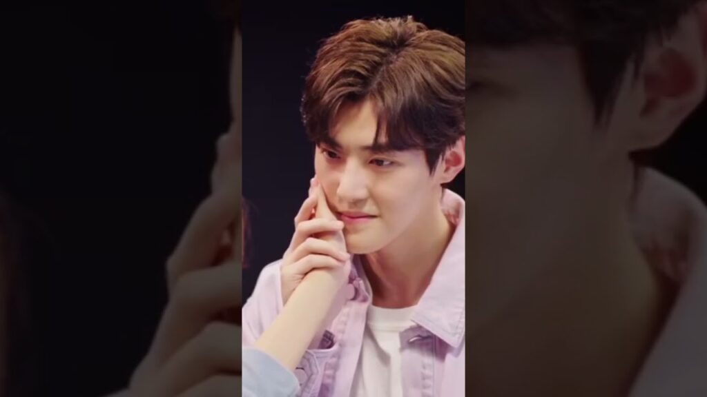 قــبلها الآيدول على يدها و أذابَ قلبها😚💜 #yoyoarabic #almostfamous #jiayi