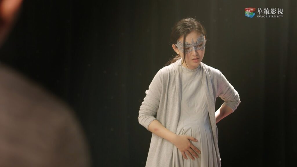 تتظاهر بأنها حامل منه فيعترف لها بحبه ويتزوجها مشهد من المسلسل الصيني "أنا فقط أحبك" مترجم