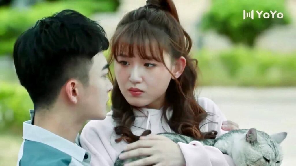 تقع في حضن رئيـسها ويستغل الفرصة ليقبلـها ( الحب الصامت )