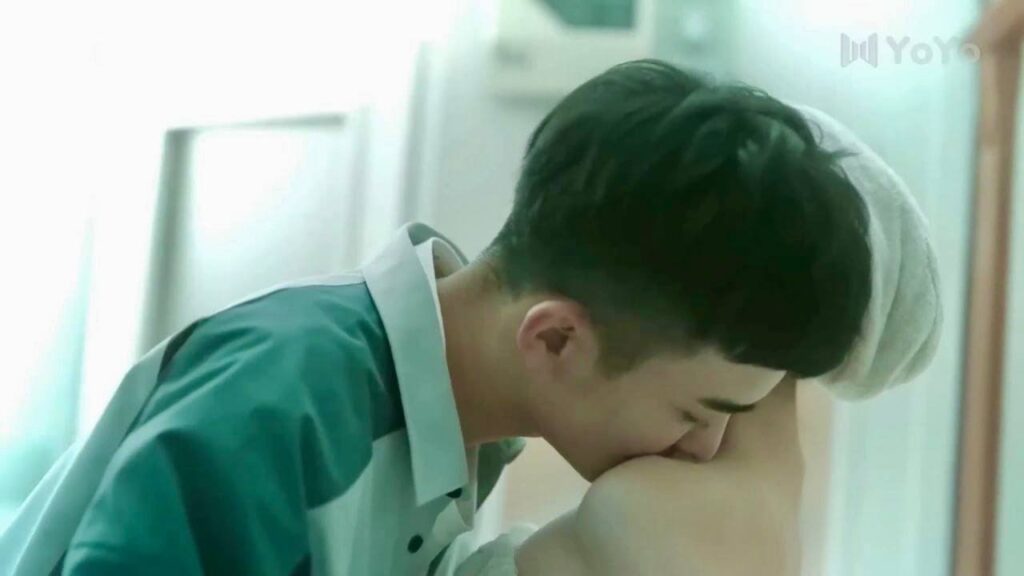 يراها وهي تخرج من الحمام فيعطيها قبـلة على عنقها ( الحب الصامت ) يراها وهي تخرج من الحمام فيعطيها قبـلة على عنقها ( الحب الصامت )