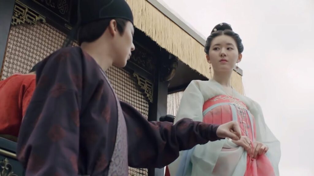 تقع الأميرة في حب حارسها الشخصي! هل ستترك حبيبها السابق مشهد من مسلسل"القصيدة الطويلة"