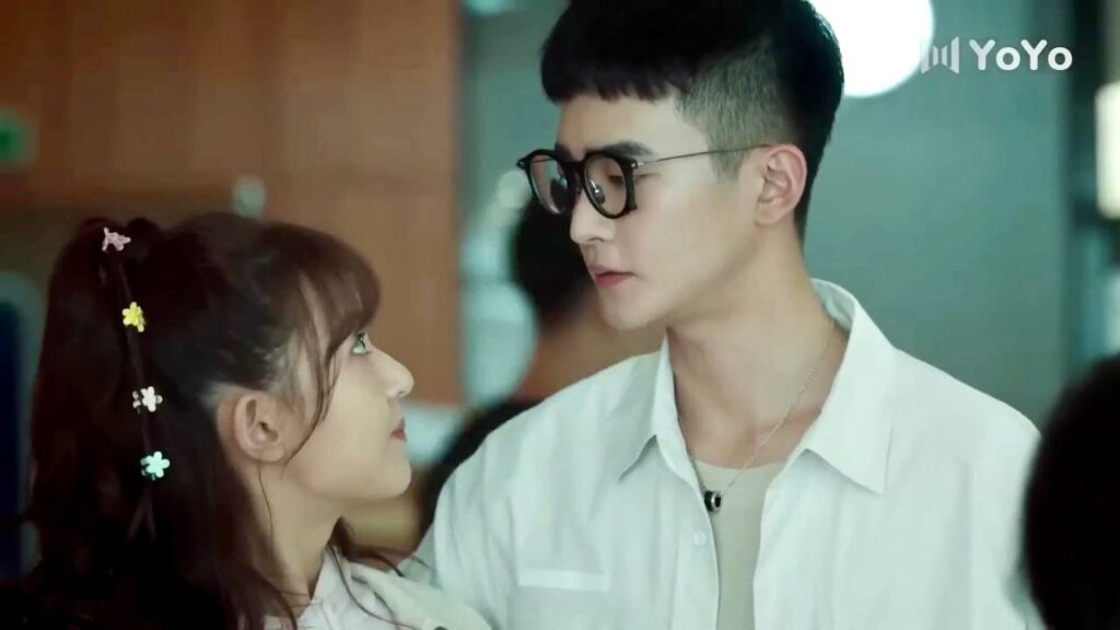 يتظاهر البطل بانه حبيبـها , لكي لا ينادوها بسارقة الرجال ( الحب الصامت )