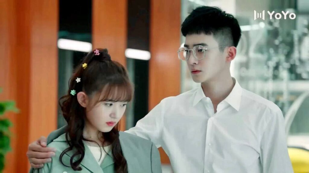 يخلع الرئيس المغرور سترتـه ليحميـها و يتظاهر بانه خطيبها  ( الحب الصامت )