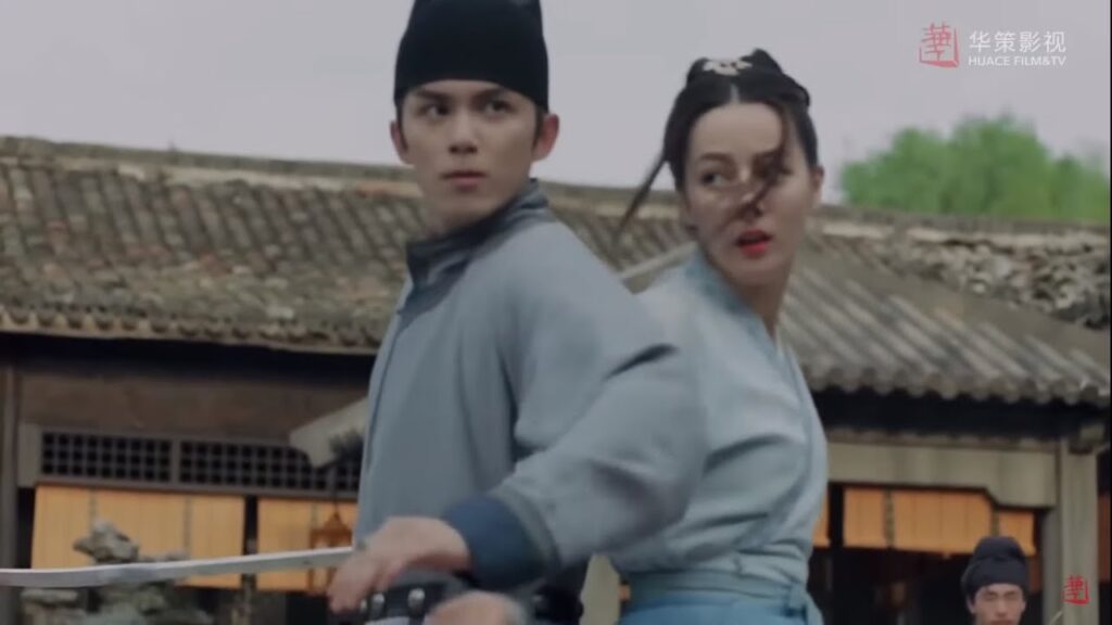 يقوم بالدفاع عن حبيبته فيتلقى السهام بدلاً عنها مشهد من المسلسل الرومانسي "القصيدة الطويلة"